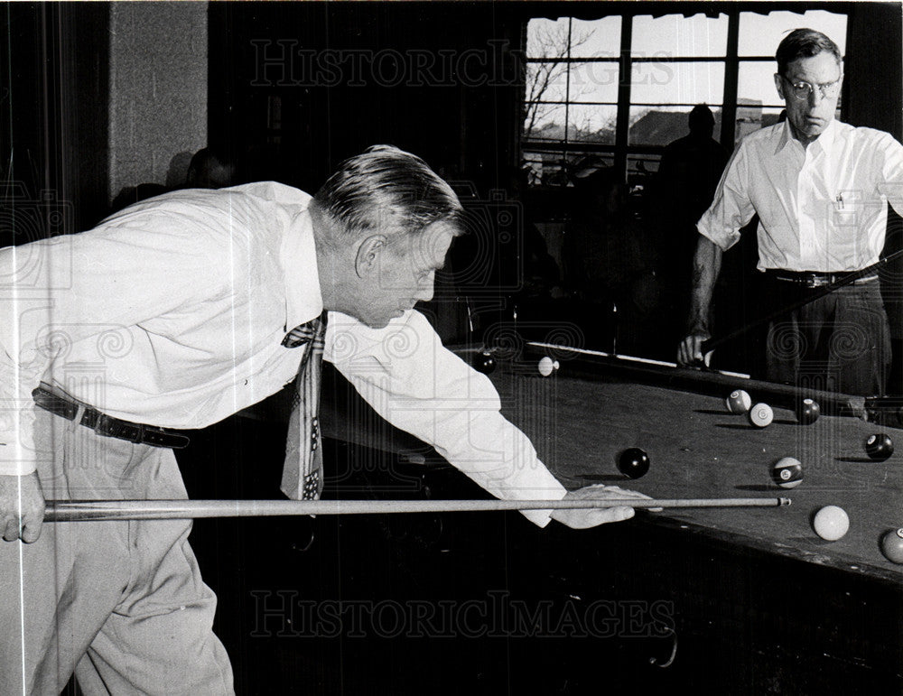 1956 Press Photo recreation others Center whole man - Historic Images