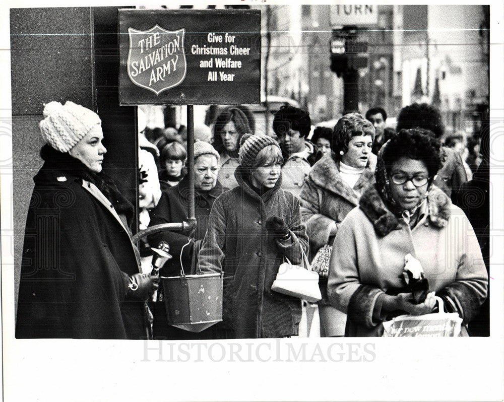 1973 Press Photo Salvation Army Bell Ringer Terry gibs - Historic Images