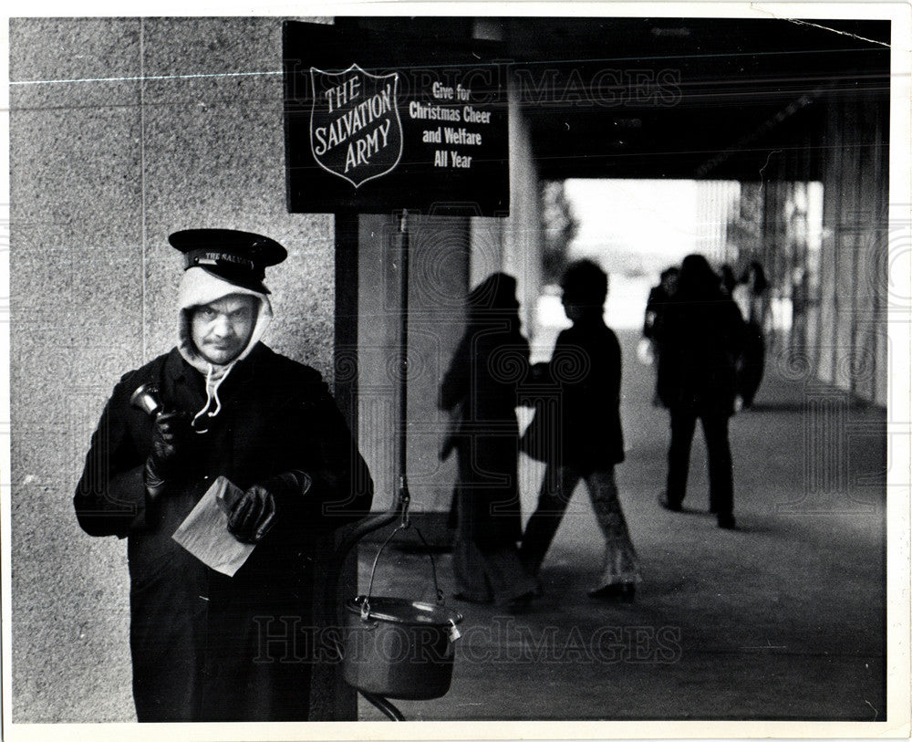 1973 Press Photo Salvation Army bell ringers Christmas - Historic Images