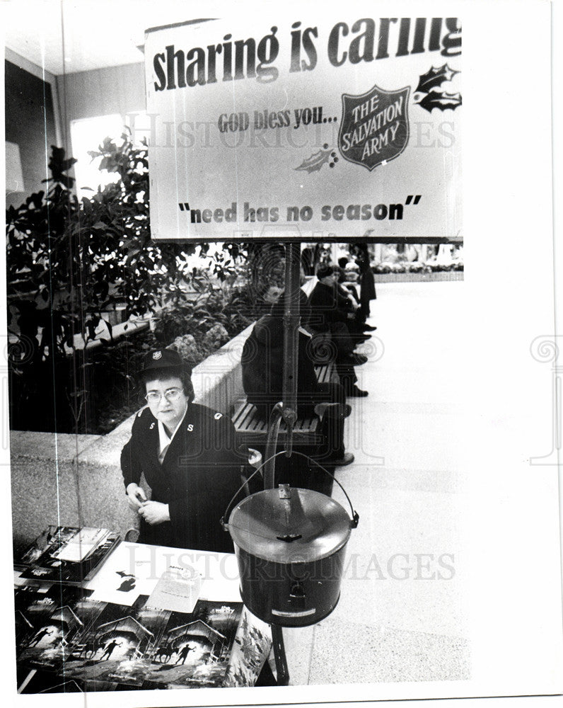 1977 Press Photo Salvation Army bell ringer - Historic Images