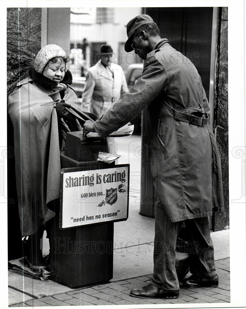 1979 Press Photo Salvation Army Bell Ring Esther Perez - Historic Images