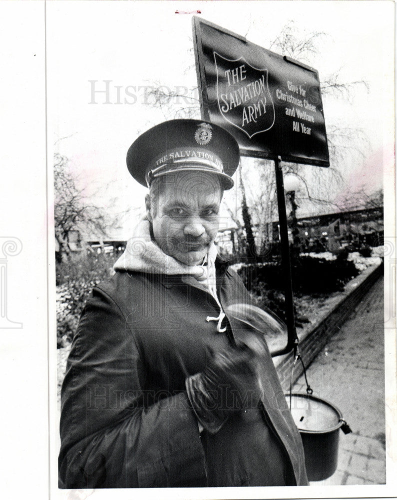 1973 Press Photo Salvation Army Bell Ringer Bob Scott - Historic Images