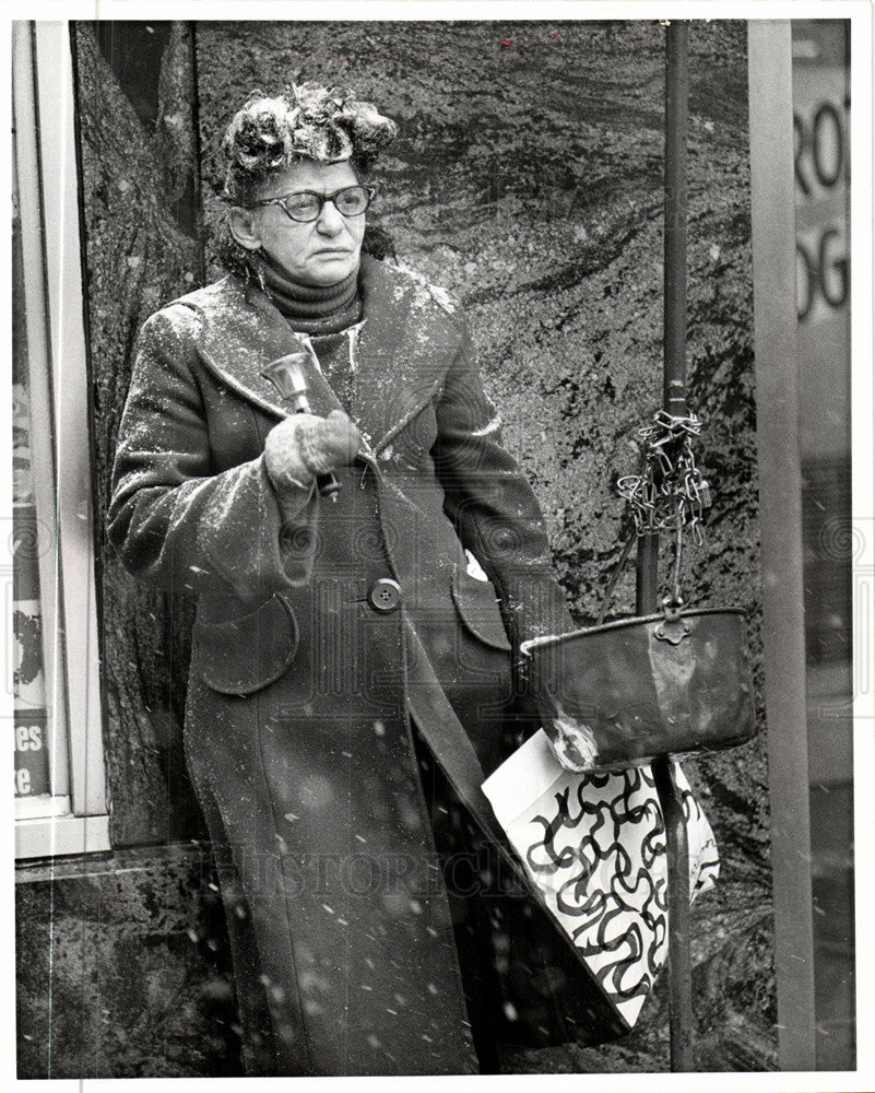 1976 Press Photo Salvation Army Patricia Douglas bell - Historic Images