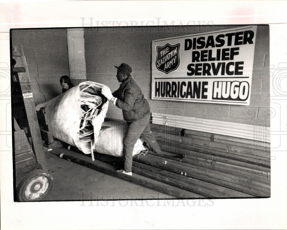 1989 Press Photo Salvation Army Detroit Aids Hugo - Historic Images