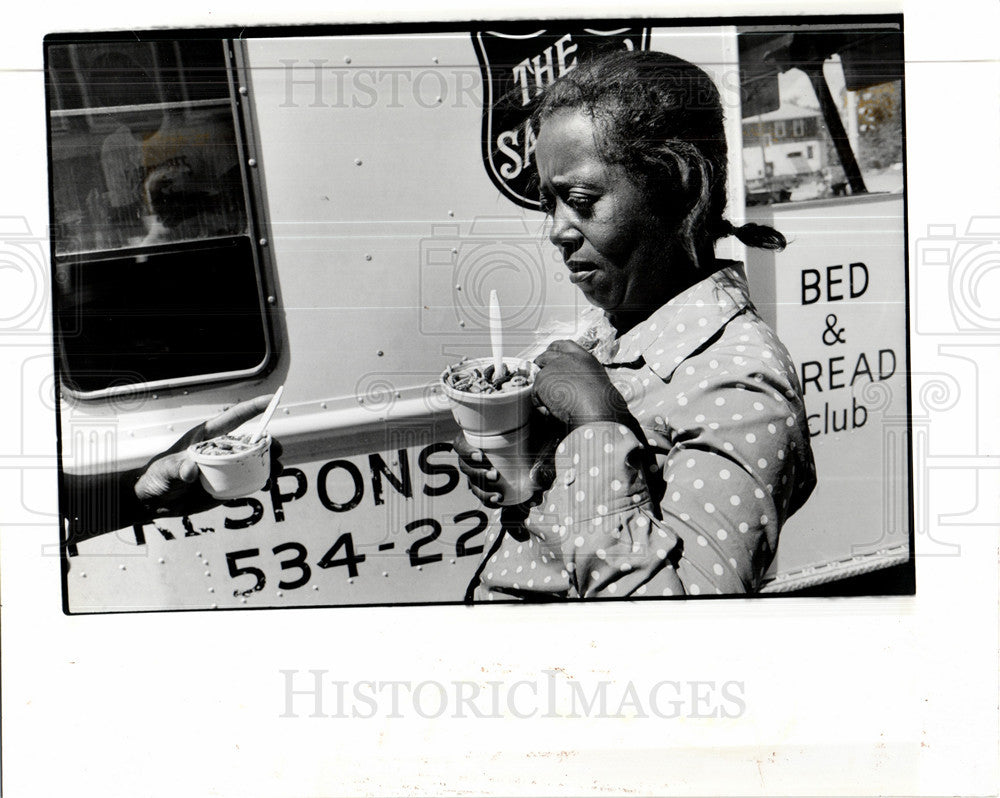 1991 Press Photo Tina Harmon Salvation Army food truck - Historic Images