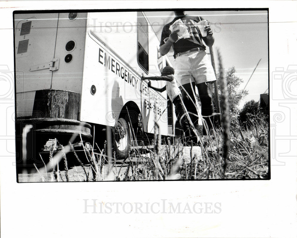 1991 Press Photo Salvation Army food truck east Detroit - Historic Images