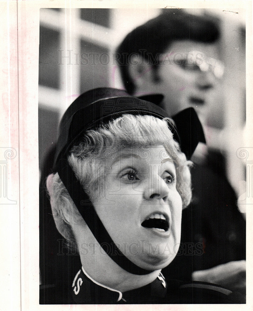 1974 Press Photo Salvation Army Mrs Rowland Sings Party - Historic Images