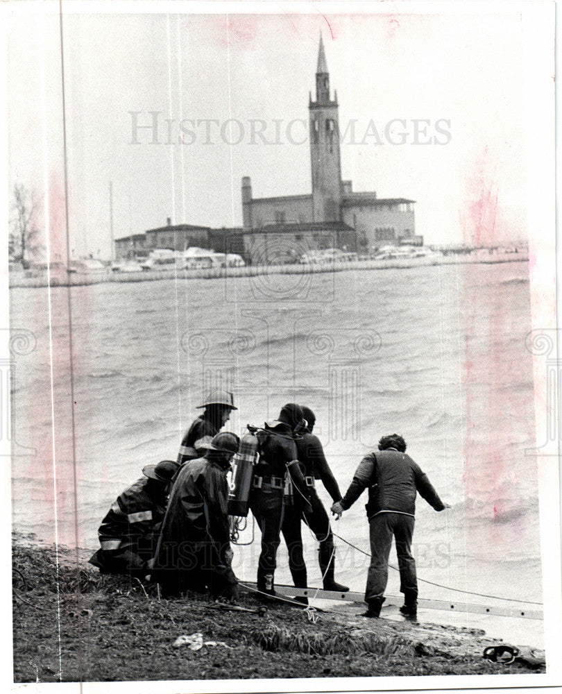 1973 Press Photo Recovery team fights wind waves - Historic Images