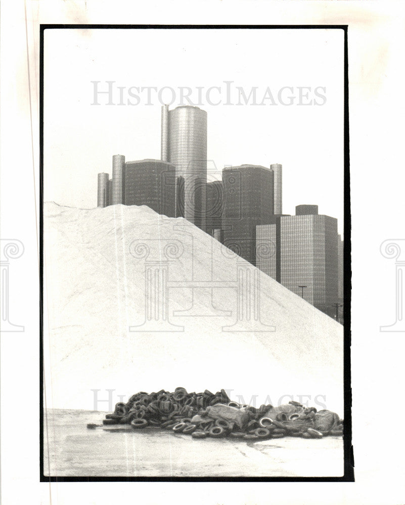 1987 Press Photo road salt pile Renaissance Center - Historic Images