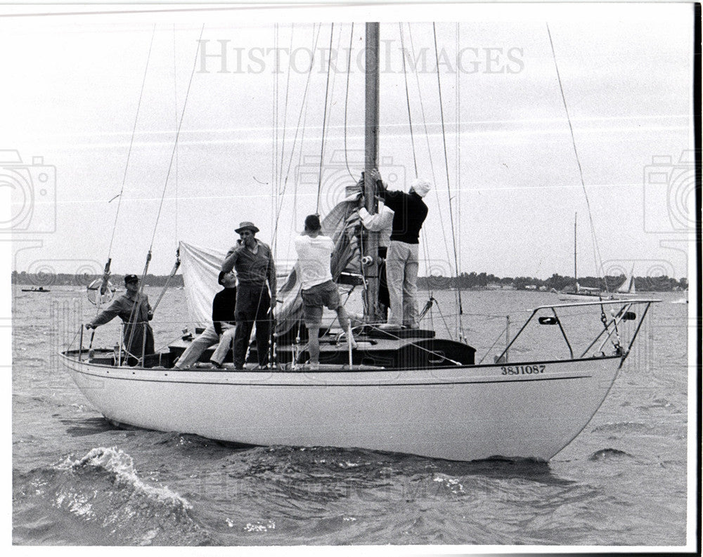 1959 Press Photo Sailboat Crew Ocean Sailing - Historic Images