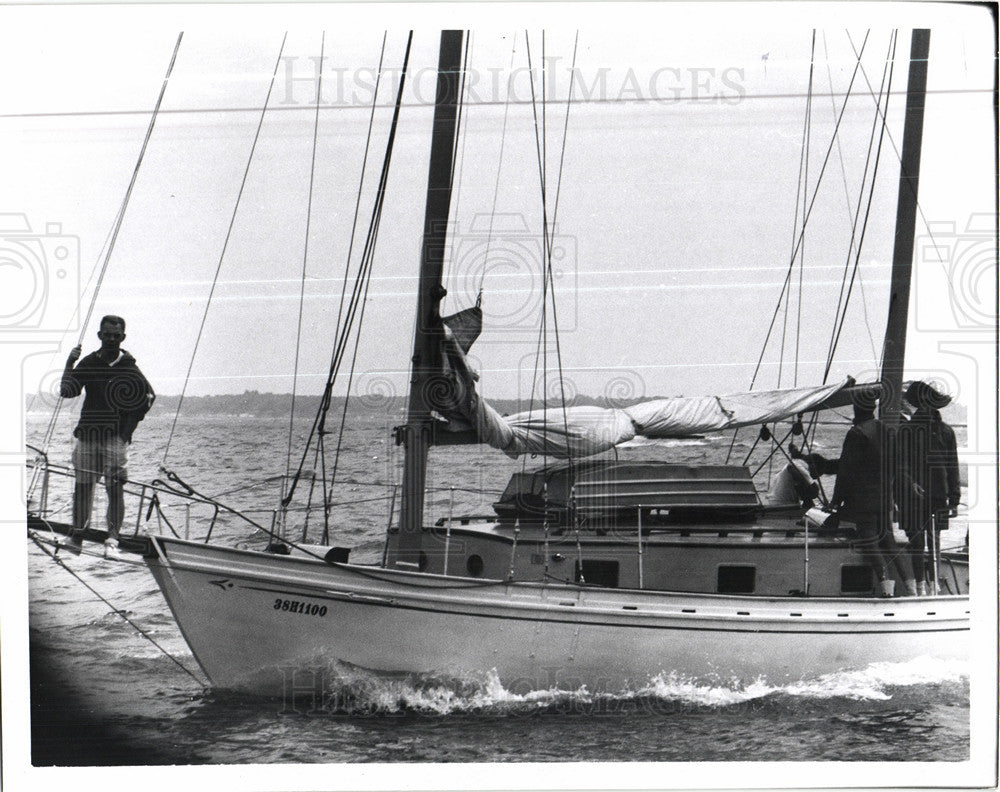 1959 Press Photo Sailboat Crew Group Sailing - Historic Images