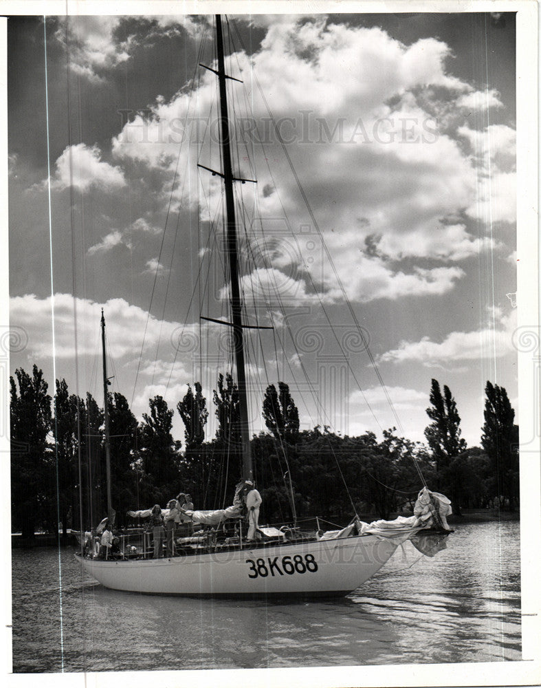 1943 Press Photo Boat Sail Howard Cap&#39;n Rosser - Historic Images