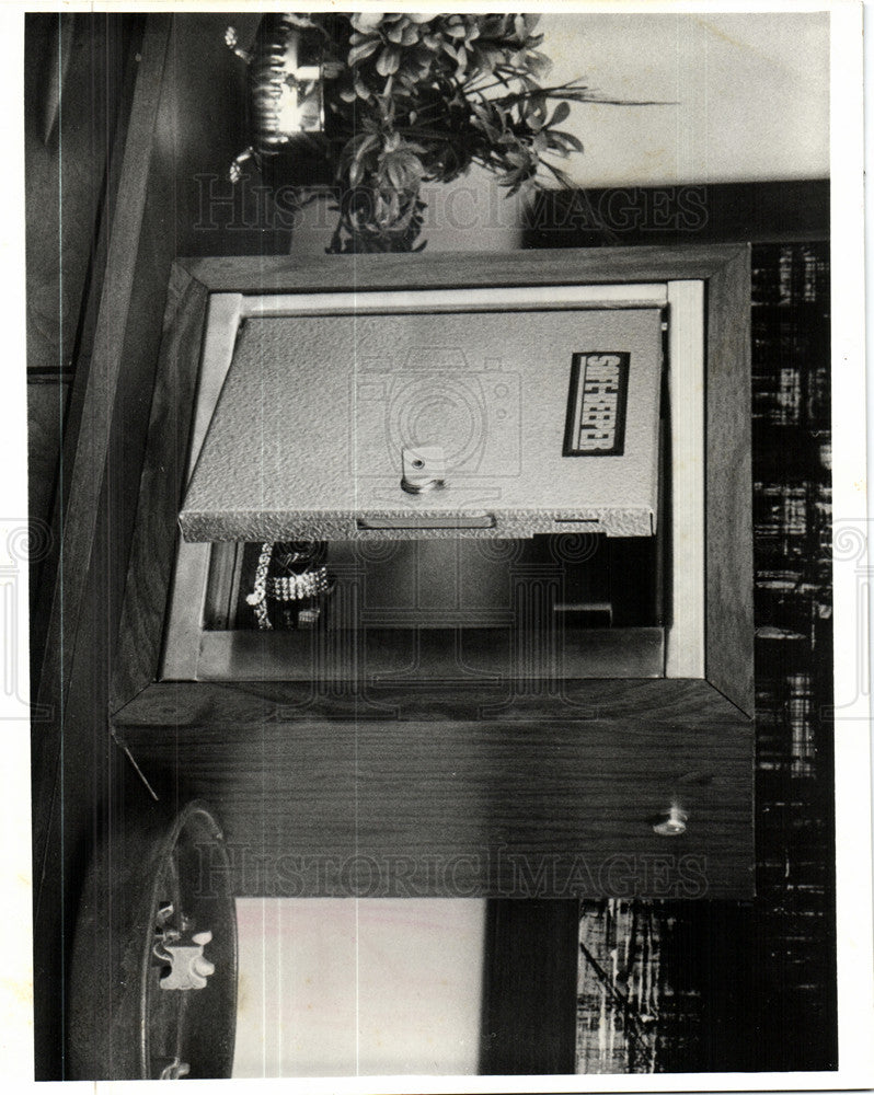 1977 Press Photo Hotel Room Safe - Historic Images