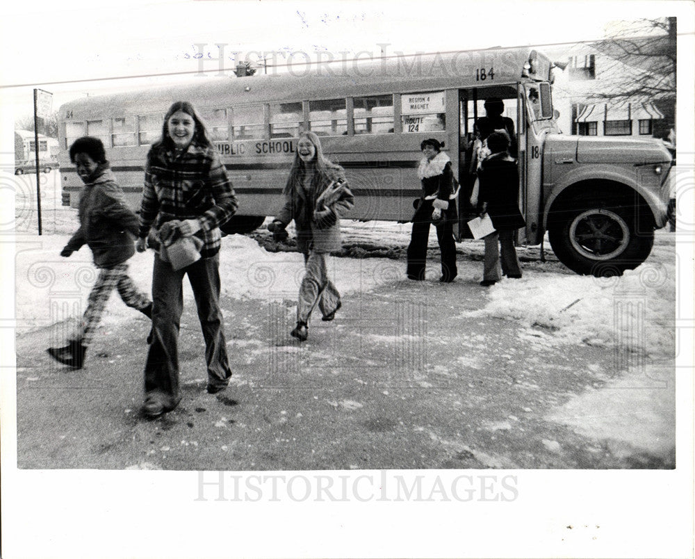 1976 Press Photo Student Laugh Middle School Mettetal - Historic Images