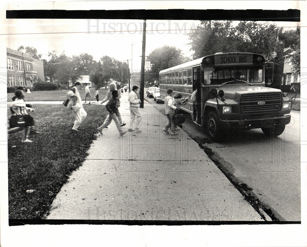 1987 Press Photo back to school children bus September - Historic Images