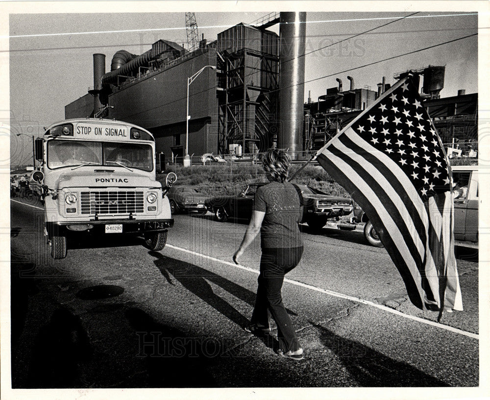 Press Photo After bus coming - Historic Images