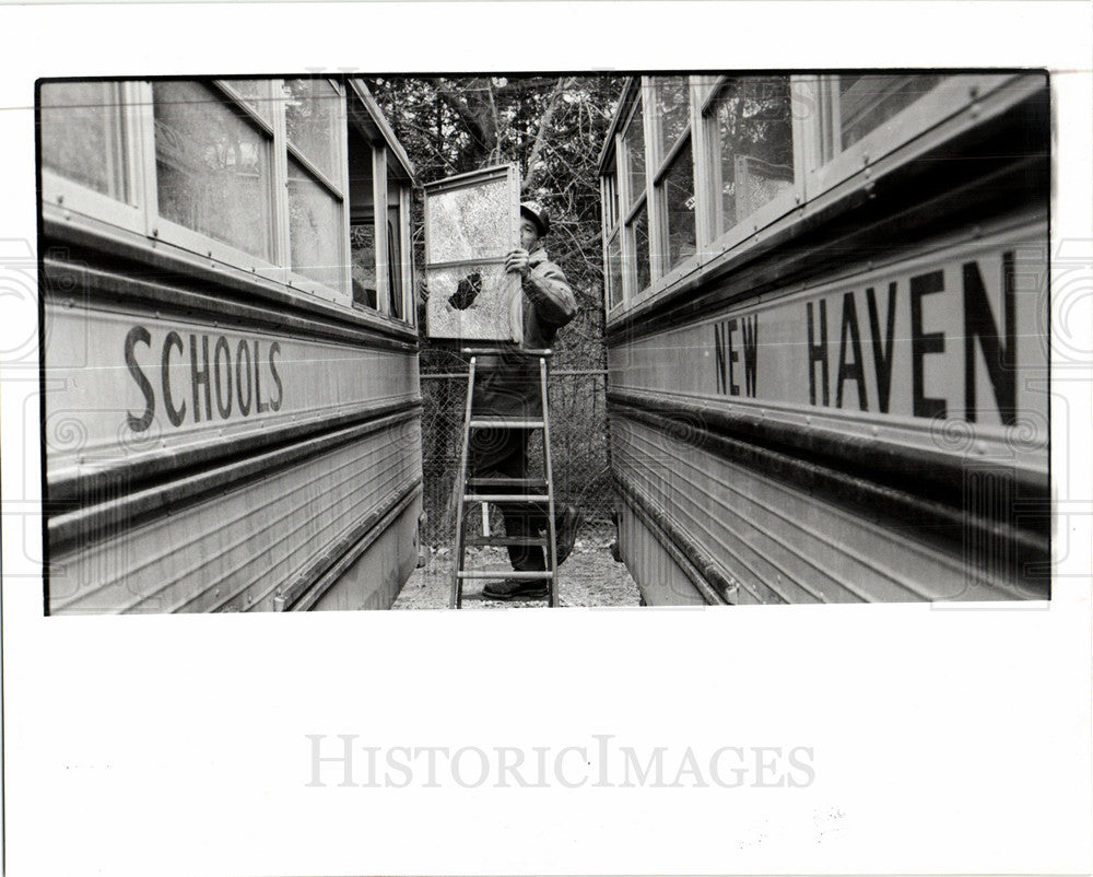 1992 Press Photo broken window New Haven Community Sch - Historic Images