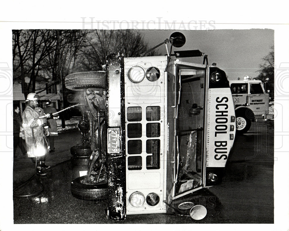 1985 Press Photo School Bus Rammed By Car - Historic Images