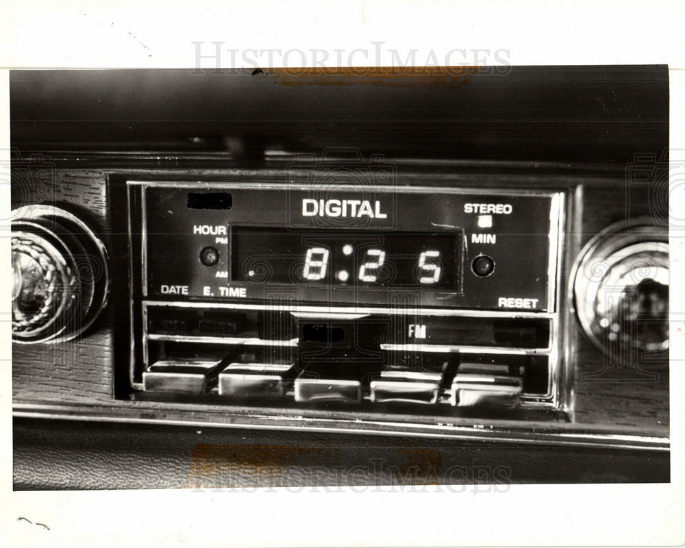 1986 Press Photo DASH BOARD CLOCK-RADIO, AUTO GADGET - Historic Images