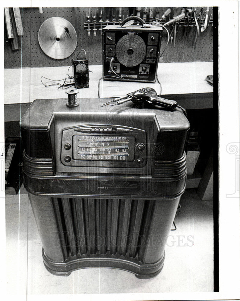 1977 Press Photo RADIO VOICE ALFRED  CONDENSERS - Historic Images