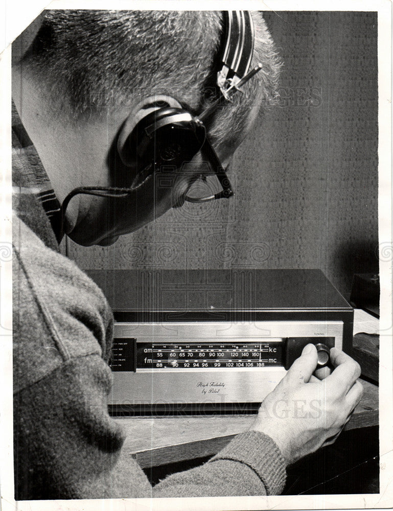 1957 Press Photo Radio electromagnetic wave frequencies - Historic Images