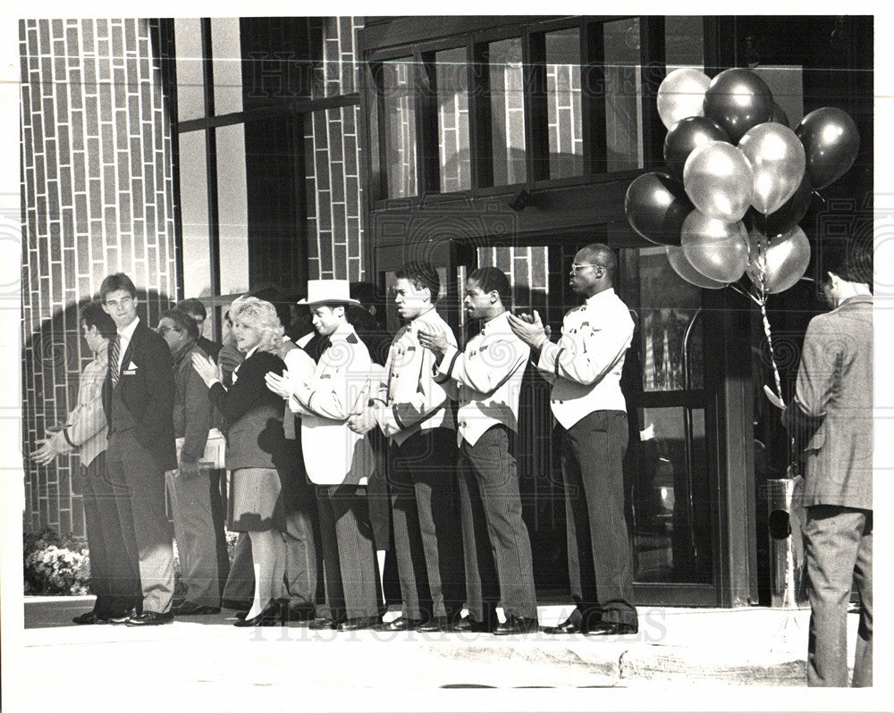 1987 Press Photo staff Radisson Plaza Hotel applauds - Historic Images