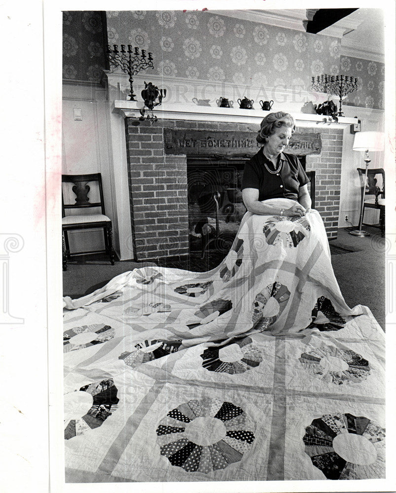 1974 Press Photo quilt Betty Hebel Dreseden design - Historic Images