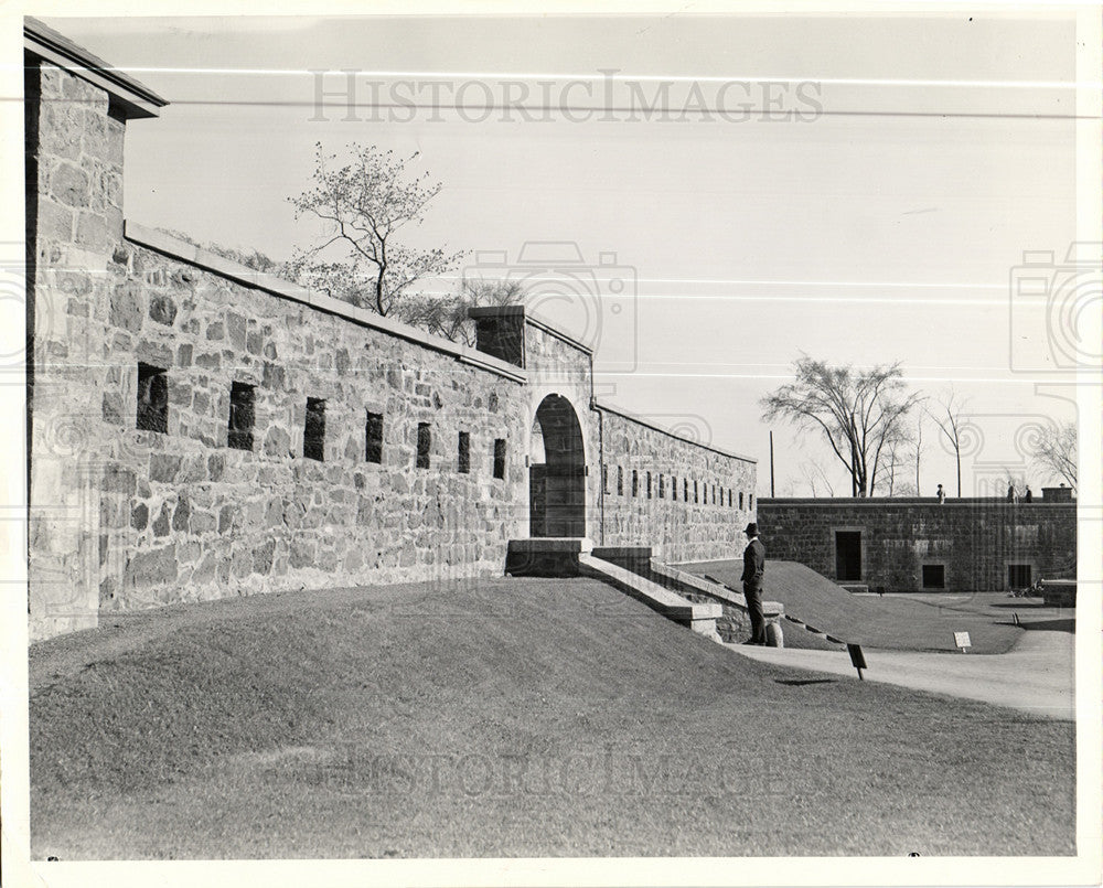 Press Photo QUEBEC CANADA BARRAOKS HELEN MONTREAL - Historic Images