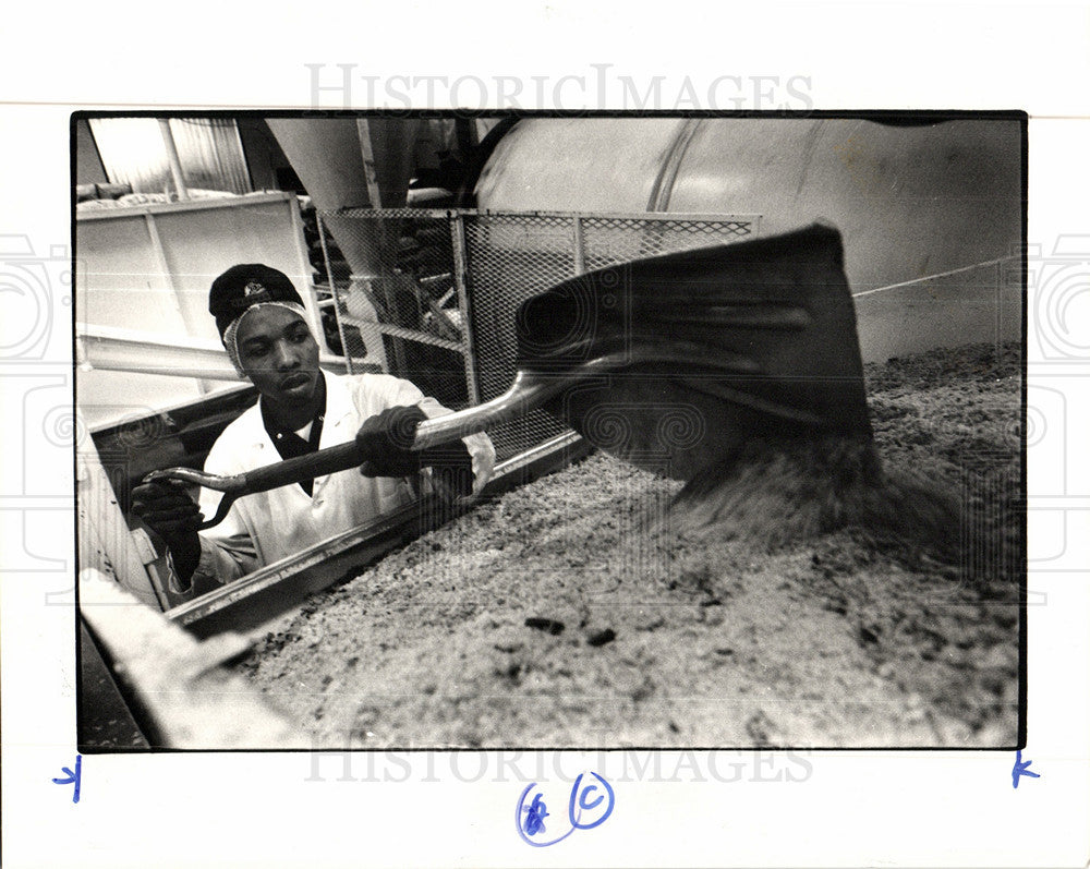 1987 Press Photo William Gamble bread crumbs factory - Historic Images