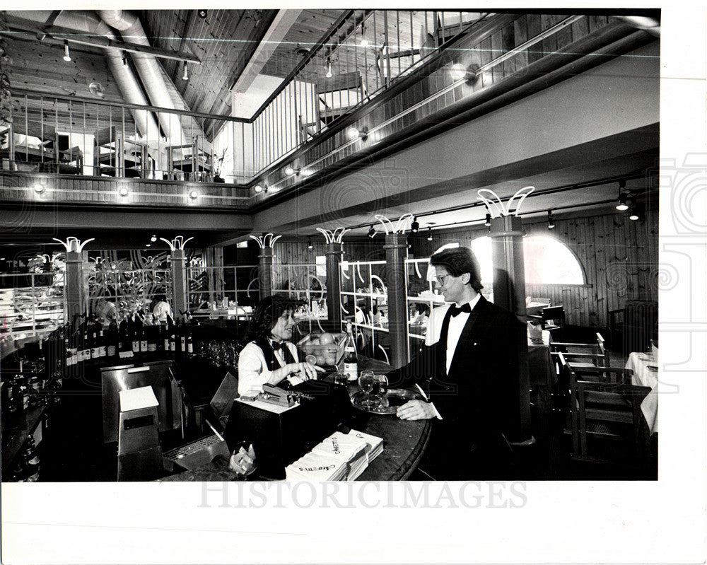 1985 Press Photo Treats Orchard Lake restaurant - Historic Images