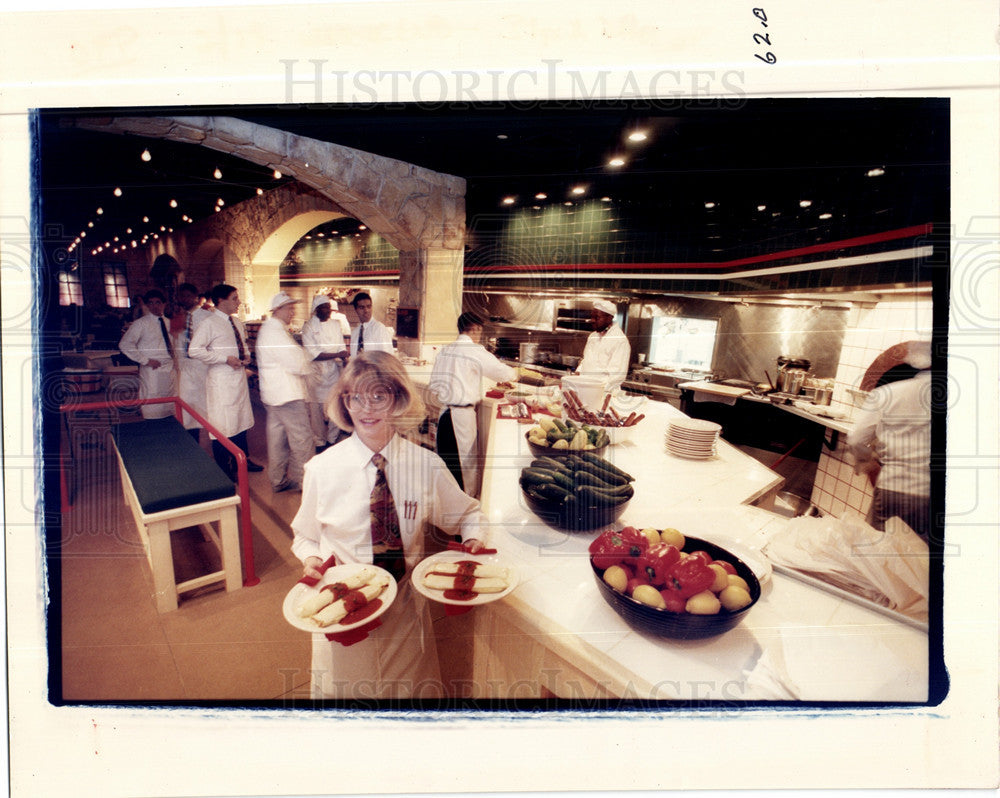 1993 Press Photo Macaroni Grill wait staff review - Historic Images