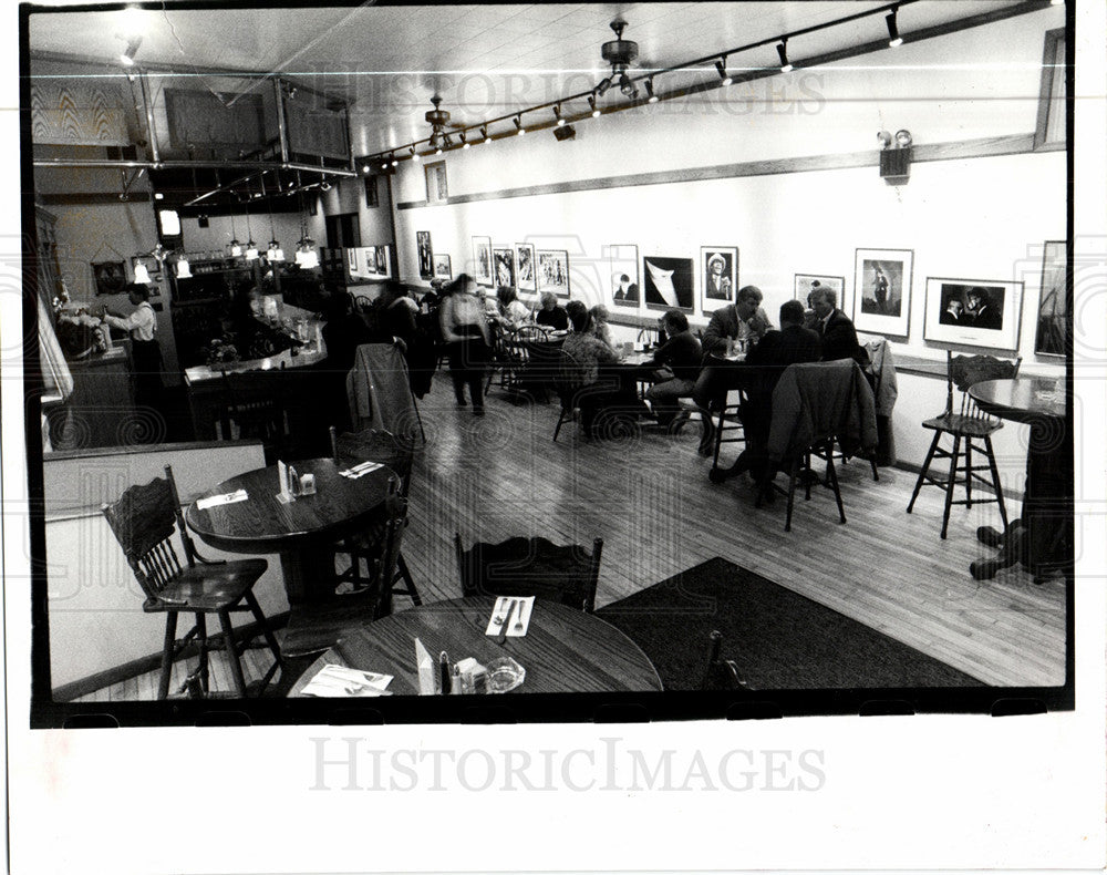 1990 Press Photo Brighton&#39;s Bar Grill Interior - Historic Images