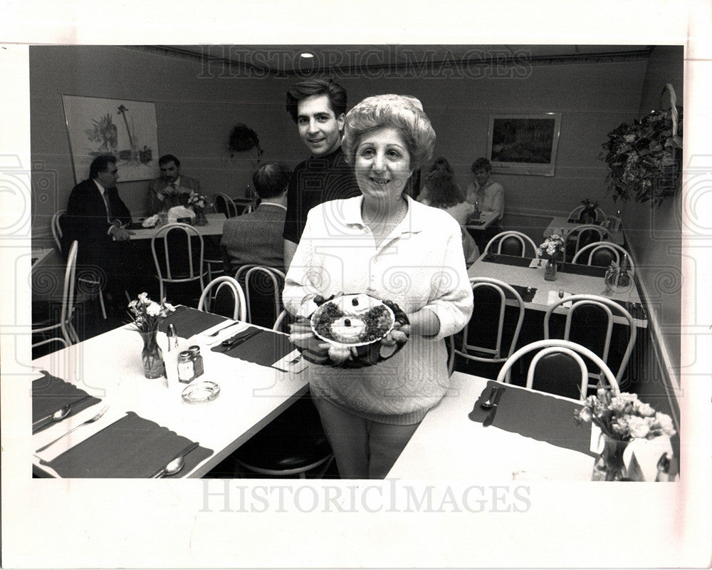 1989 Press Photo Therese Kalil Harper Woods restaurant - Historic Images