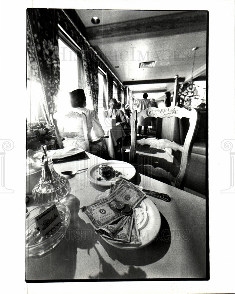 Press Photo Restaurant Pepares Serves Food - Historic Images