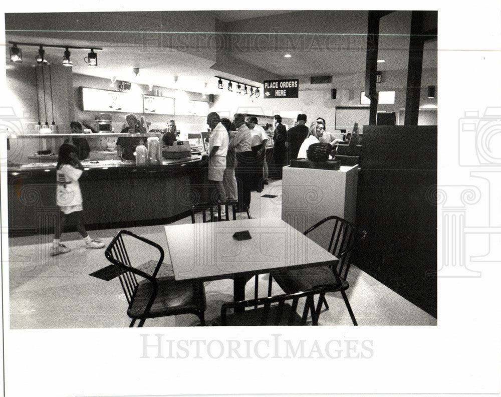 1980 Press Photo chicago style hot dogs line - Historic Images