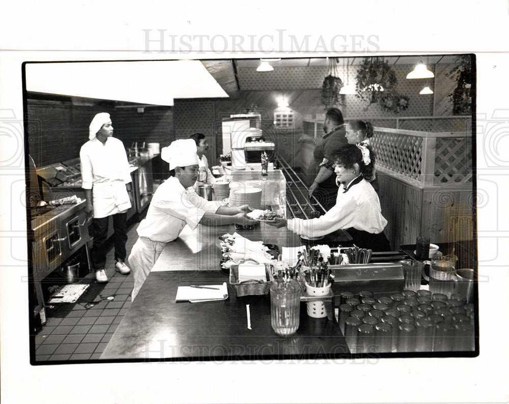 1988 Press Photo Samporn Kaewcholcram Fraser Restaurant - Historic Images