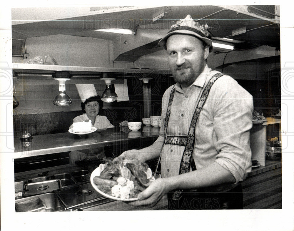 1988 Press Photo Raimund Berberich food Bavarian Inn - Historic Images