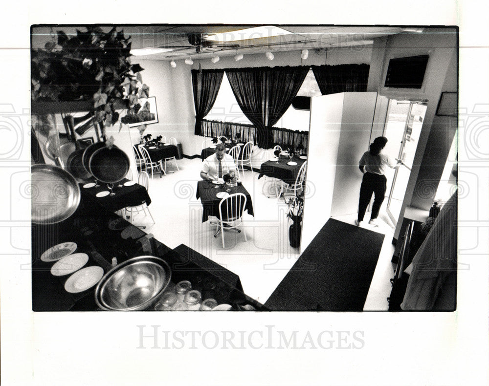 1989 Press Photo Windsor 899 restaurant Morykot's small - Historic Images