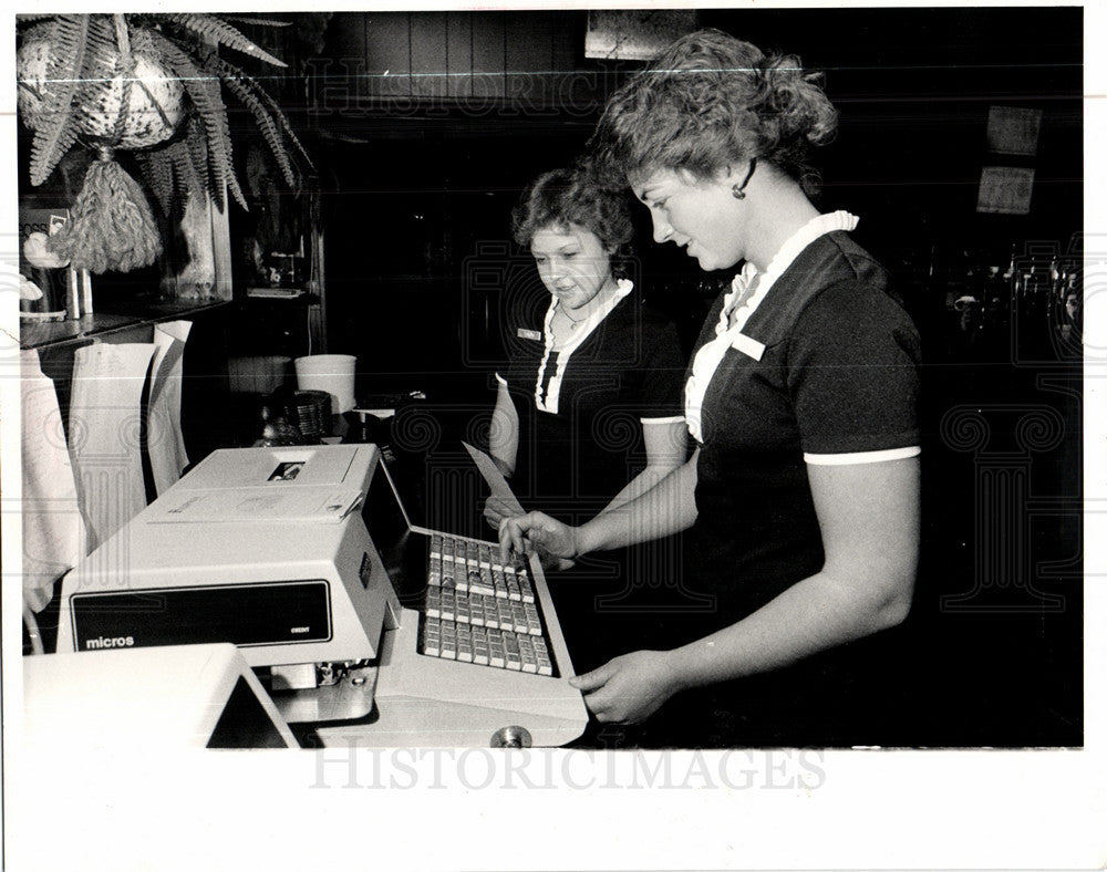 1984 Press Photo Danzak Milkey waitress Filippa&#39;s order - Historic Images