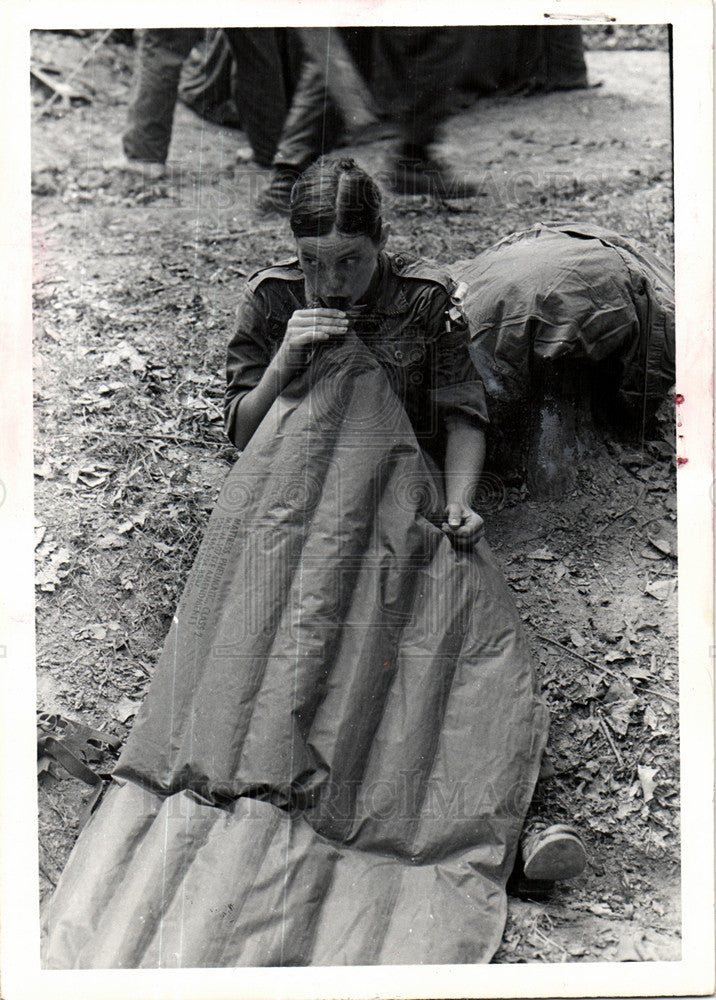 1975 Press Photo Karen Stier inflate mattress ROTC - Historic Images