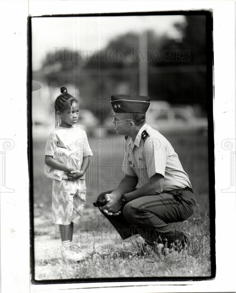 1990 Press Photo Major Wallace C Arnold girl little - Historic Images