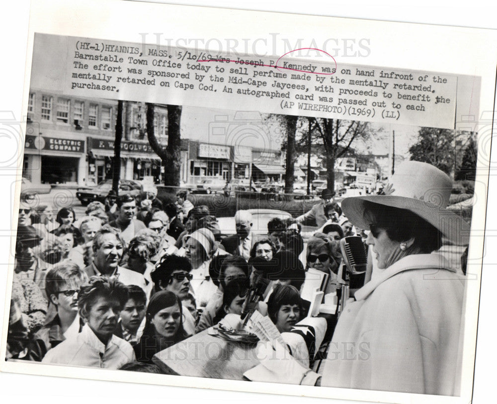 1969 Press Photo Joseph Kennedy Wife Jaycees Barnstable - Historic Images