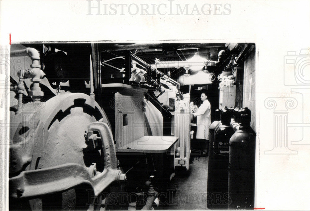 1963 Press Photo Hyperbaric pressure chamber Kennedy - Historic Images