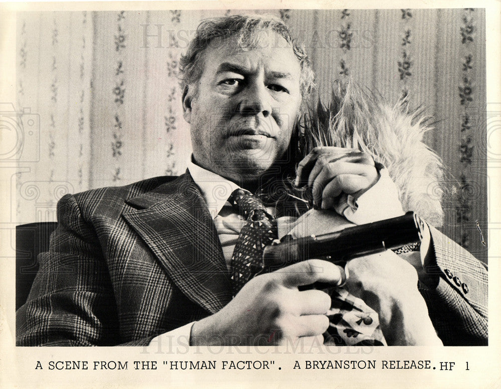 1975 Press Photo Human Factor George Kennedy - Historic Images