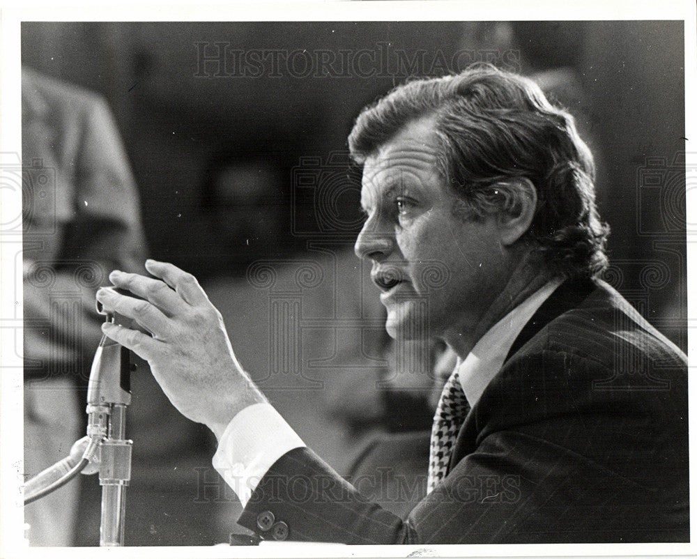 1981 Press Photo Edward Kennedy Senator Massachusetts - Historic Images