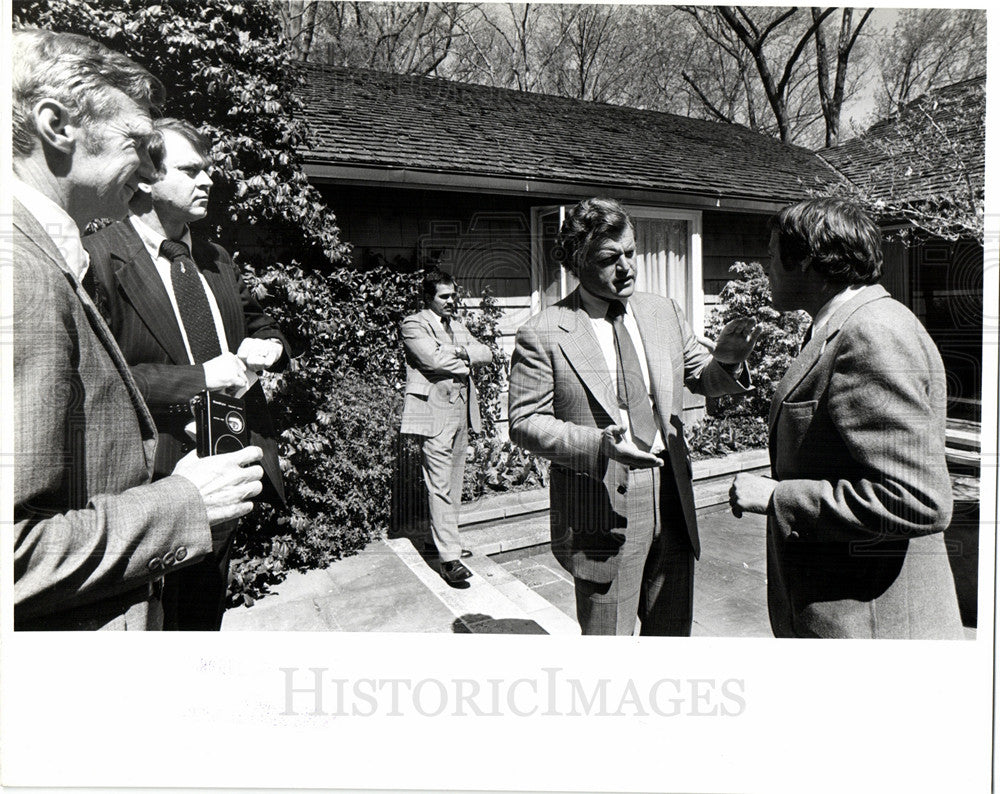 1980 Press Photo Ted Kennedy Interview Reporters - Historic Images