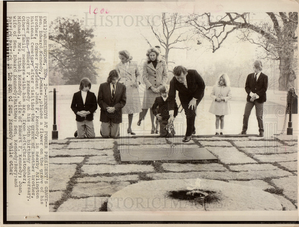 1979 Press Photo Edward Moore &quot;Ted&quot; Kennedy graveyard - Historic Images