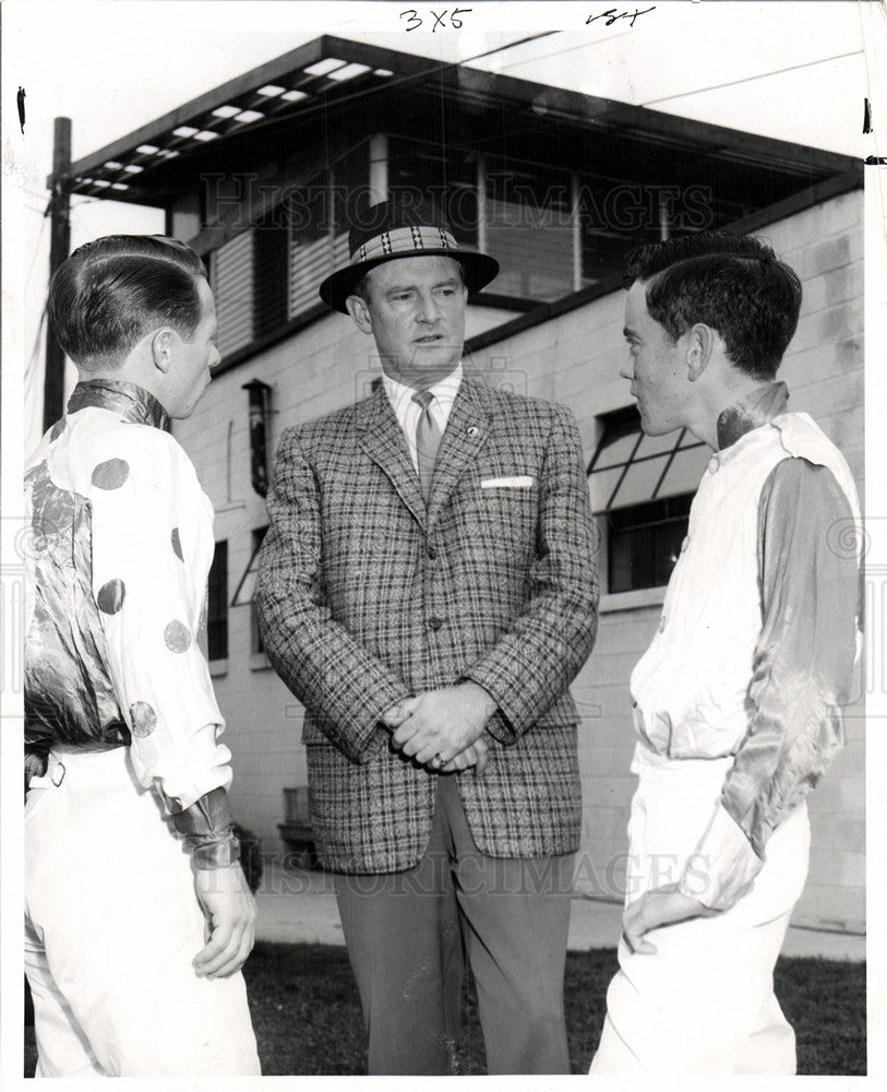 1957 Press Photo Jack Kennedy jockeys state steward - Historic Images