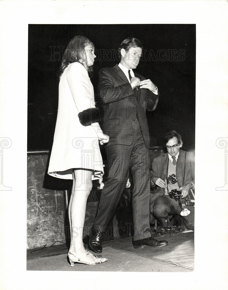 1970 Press Photo Senator Edward Kennedy Joan fundraiser - Historic Images