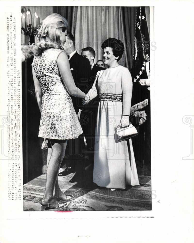 1969 Press Photo Mrs Joan Kennedy dress Judy Agenue - Historic Images